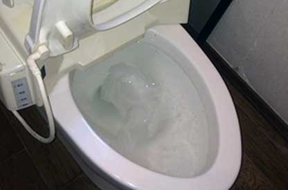 トイレの水を流してもトイレットペーパーが残る