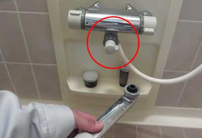 シャワーとカランの切り替えハンドルからの水漏れ