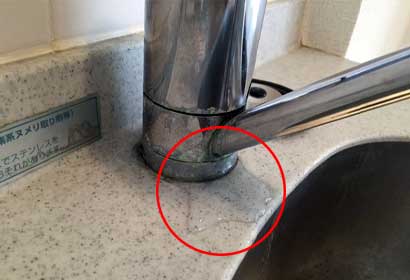 キッチン水栓（蛇口）の根元に水がたまる水漏れ